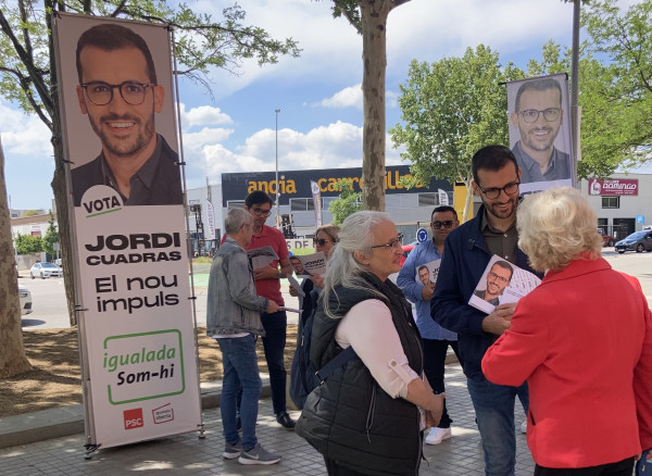 Jordi Cuadras explica el programa amb un mapa gegant d’Igualada i parades a peu de carrer per guanyar les eleccions de diumenge