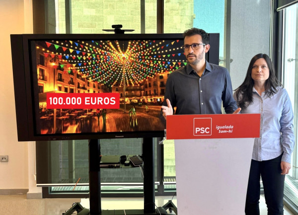 El PSC destapa que Junts gastarà 100.000 euros en posar llums i banderetes a la plaça de l’Ajuntament durant l’estiu