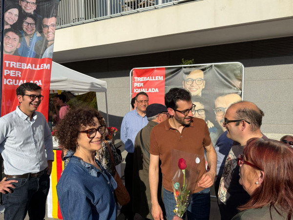 El PSC viu el Sant Jordi a peu de carrer amb una parada a Cal Font, roses i una escolta activa de la ciutadania