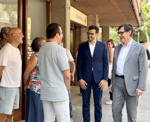El president Salvador Illa visita Igualada amb Jordi Cuadras a peu de carrer i escoltant la gent