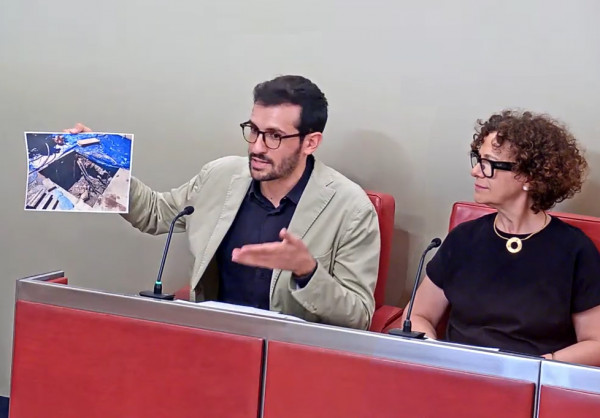 El PSC retreu a Junts els 100.000 euros que està “malgastant” en un gran forat a la plaça de l’Ajuntament per posar llums i banderetes