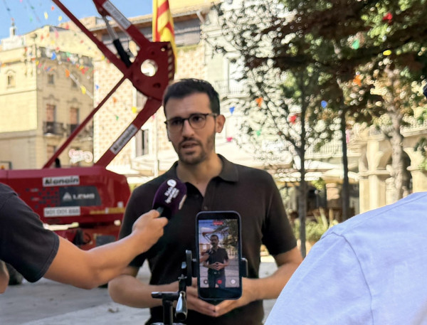 El PSC destapa aspectes normatius i legals que qüestionen els llums i banderetes de la plaça de l’Ajuntament
