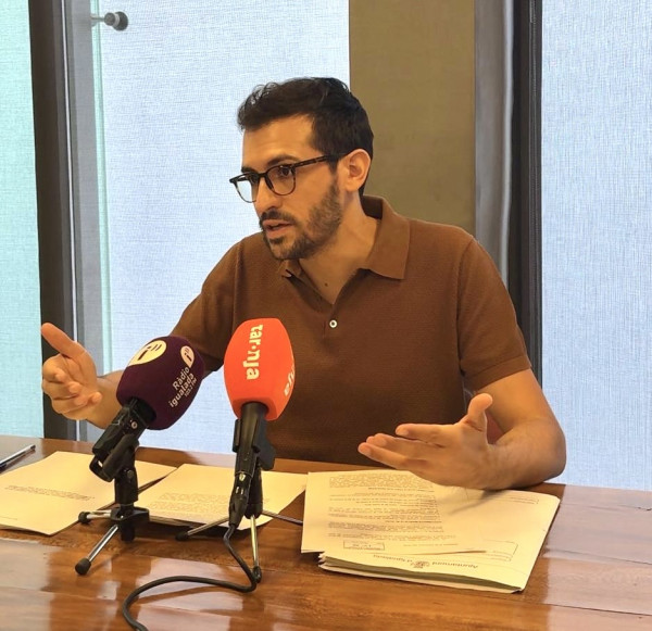 El PSC requereix tota la informació normativa i legal dels 100.000 euros dels llums i banderetes davant “el silenci” de Junts