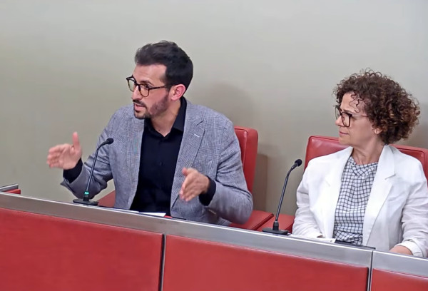 El PSC insta a escoltar el manifest ciutadà en contra dels llums i banderetes de la plaça i segueix preguntant “per què” s’ha fet